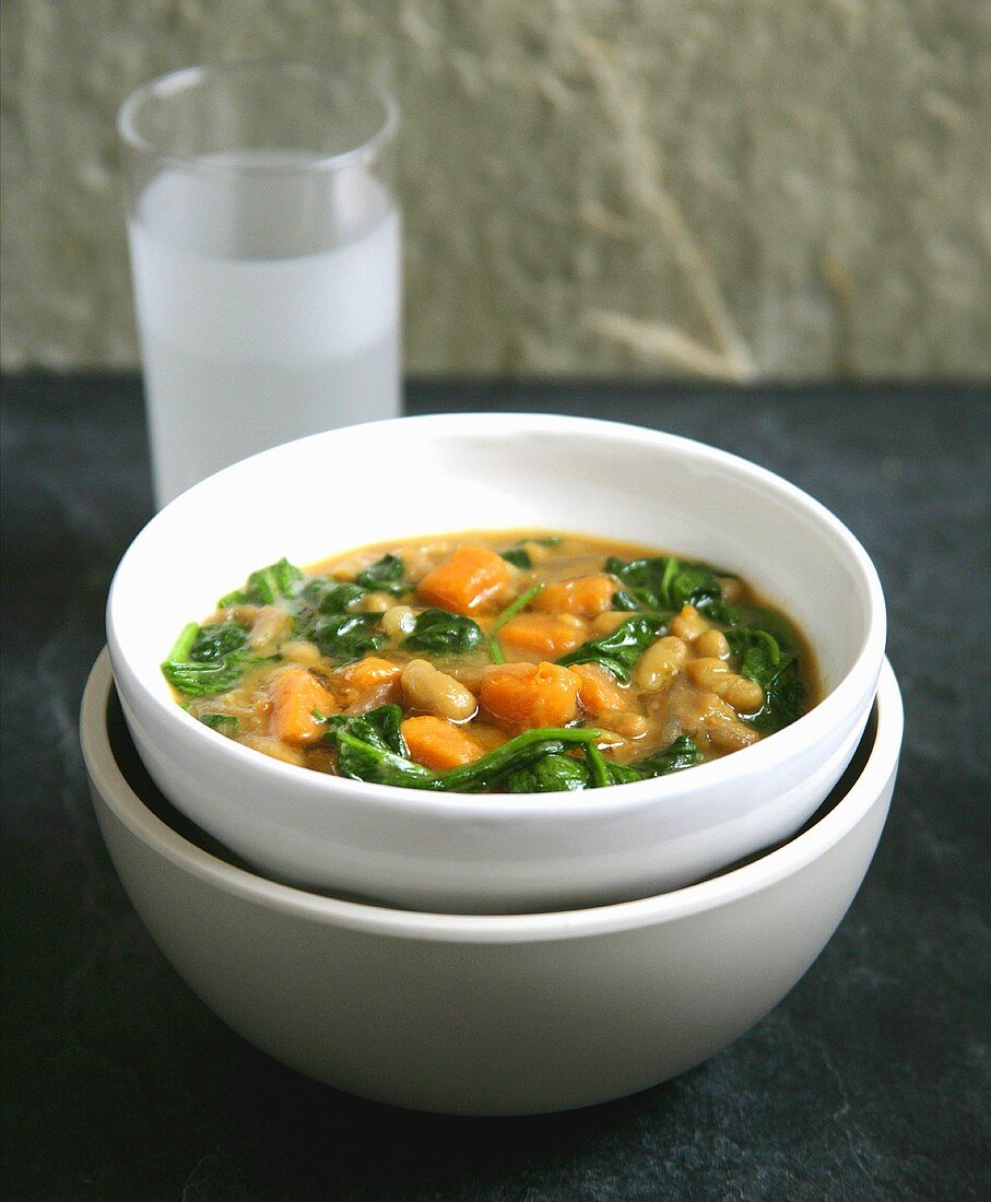 Gemüsesuppe mit Bohnen und Blattspinat