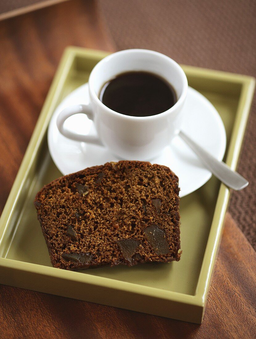 Stück Schokoladenkuchen und Tasse Kaffee