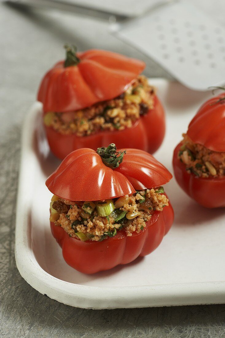 Kalte gefüllte Tomaten mit Couscous