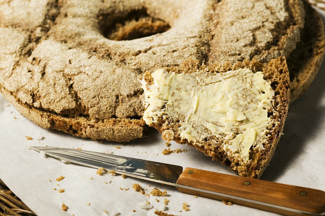 Ruisleipä (Brotspezialität, Finnland) mit Butter