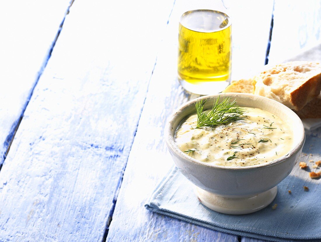 Tzatziki, Weißbrot und Olivenöl (Griechenland)