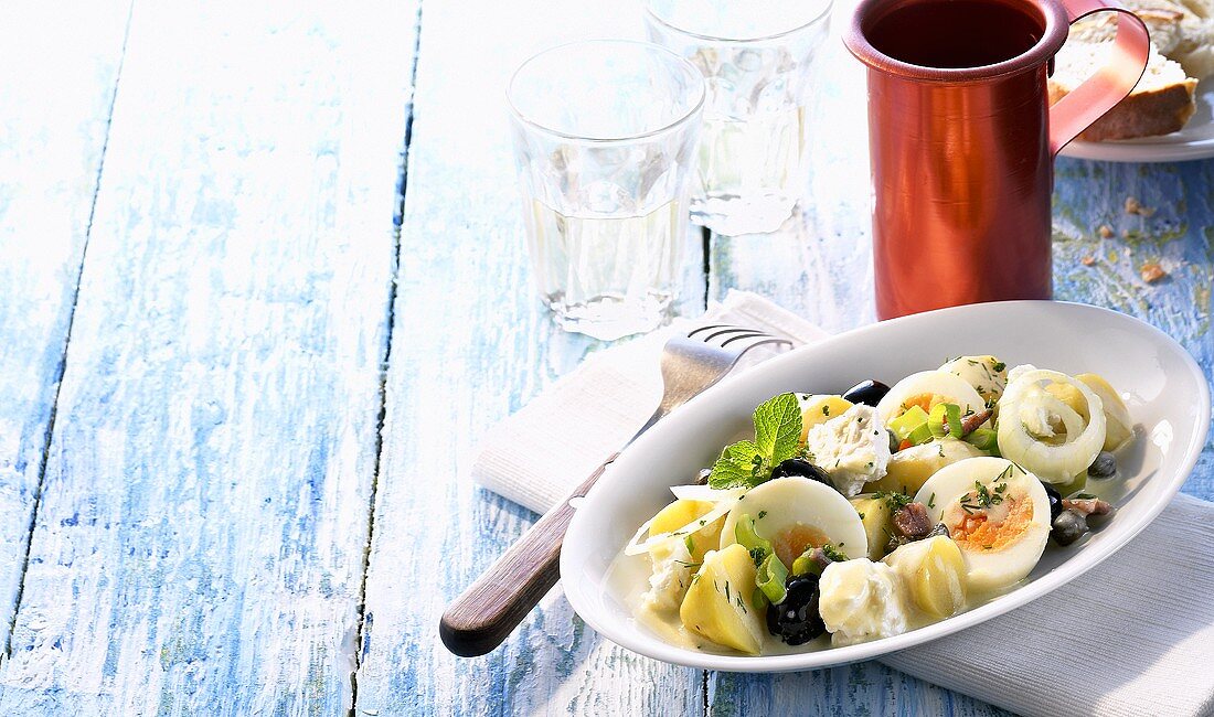 Kartoffelsalat mit Ei, Oliven und Schafskäse (Griechenland)