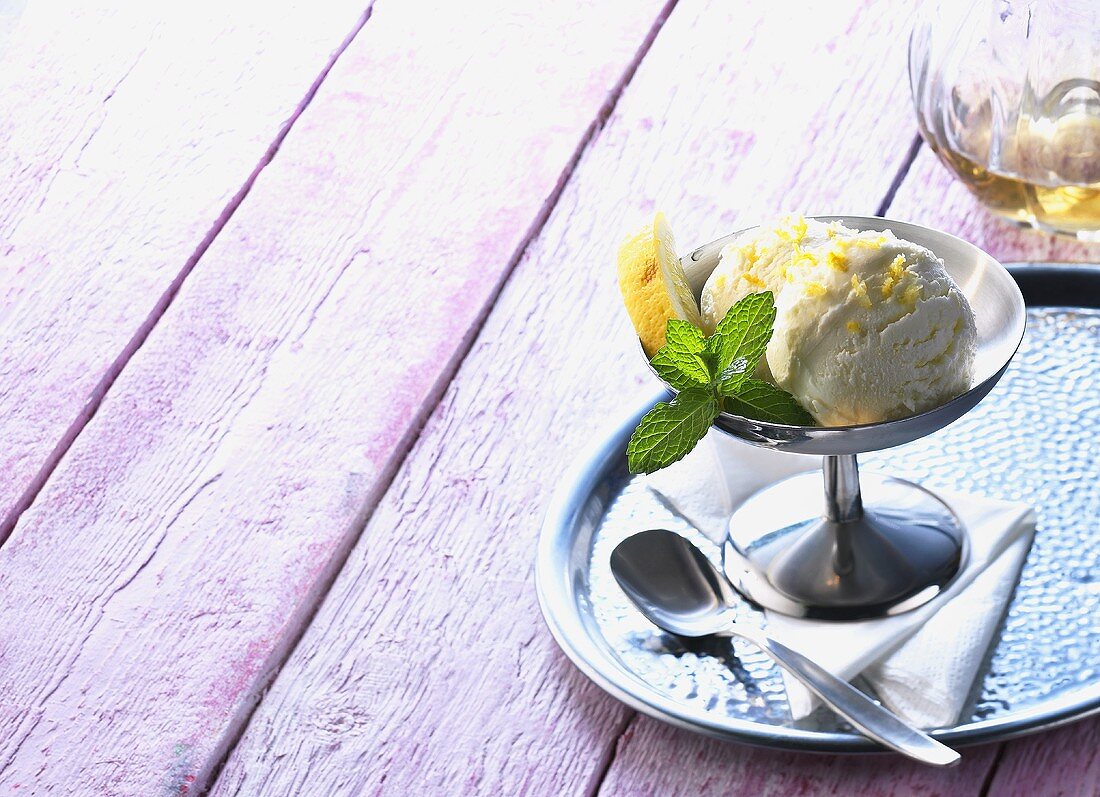 Lemon yoghurt ice cream with fresh mint