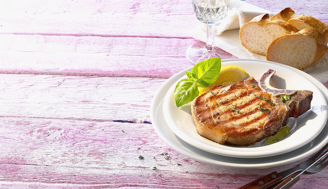 Gegrillte Schweinekoteletts mit Basilikum, Weißbrot