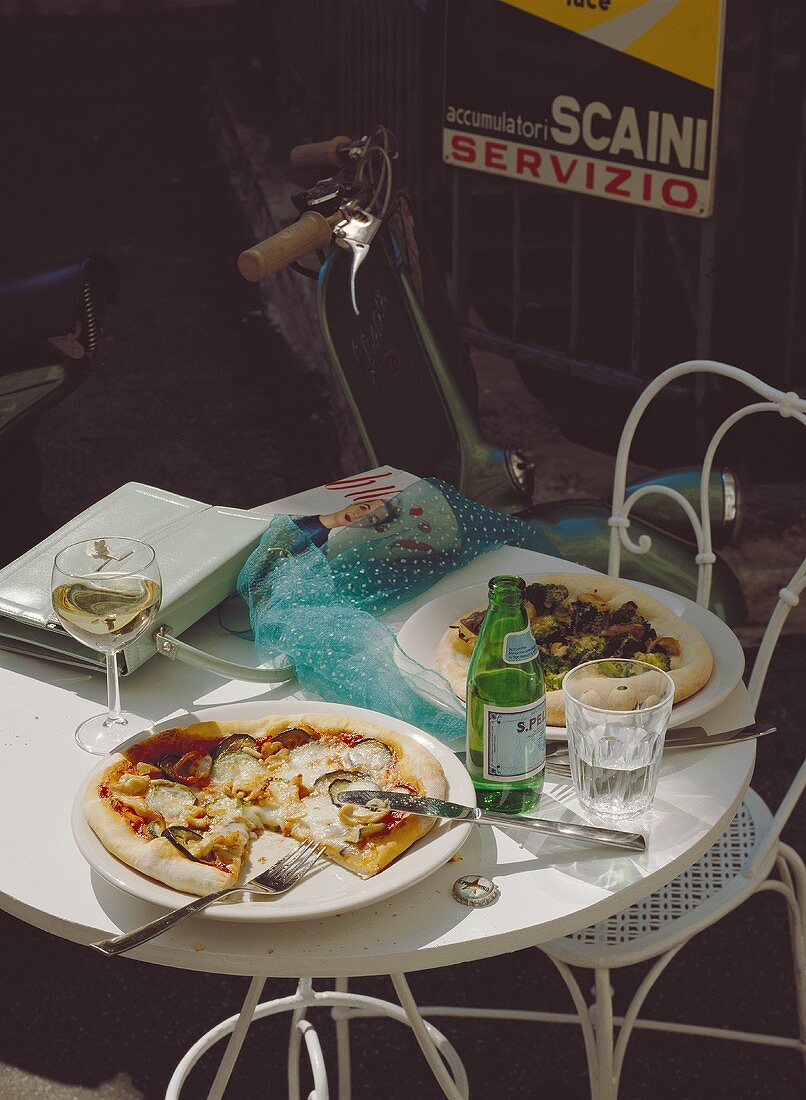 Gedeckter Bistrotisch mit 2 Pizzen