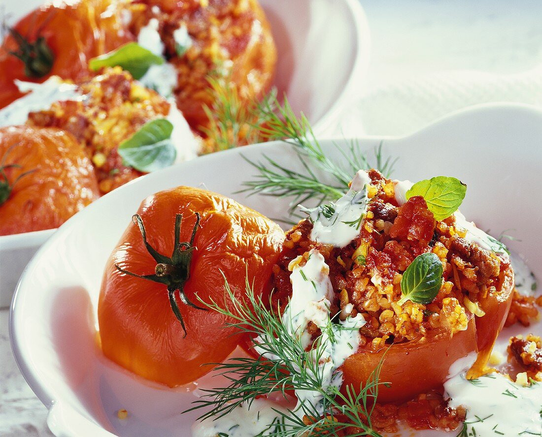 Gefüllte Tomaten mit Lamm, Bulgur und Joghurtsauce