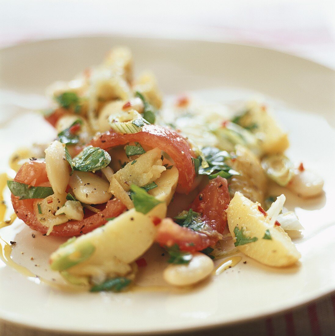 Weisser Bohnensalat mit Kartoffeln und Tomaten