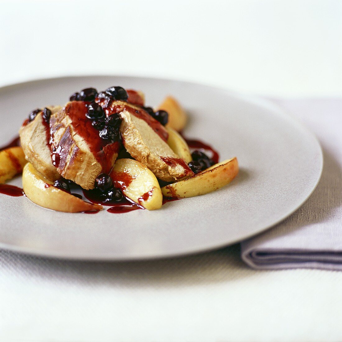 Schweinefilet mit schwarzen Johannisbeeren und Äpfeln