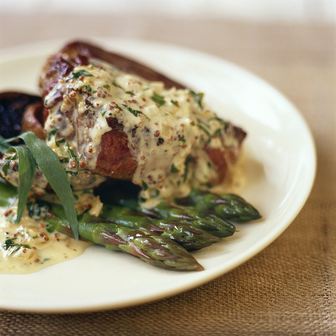 Filetsteak mit Estragon und grünem Spargel