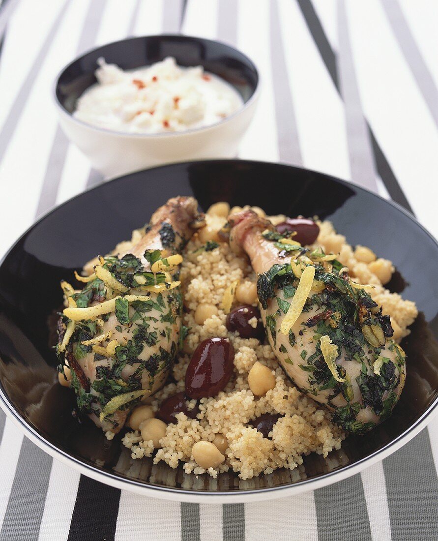 Hähnchenkeulen mit Petersilie auf Couscous mit Kichererbsen