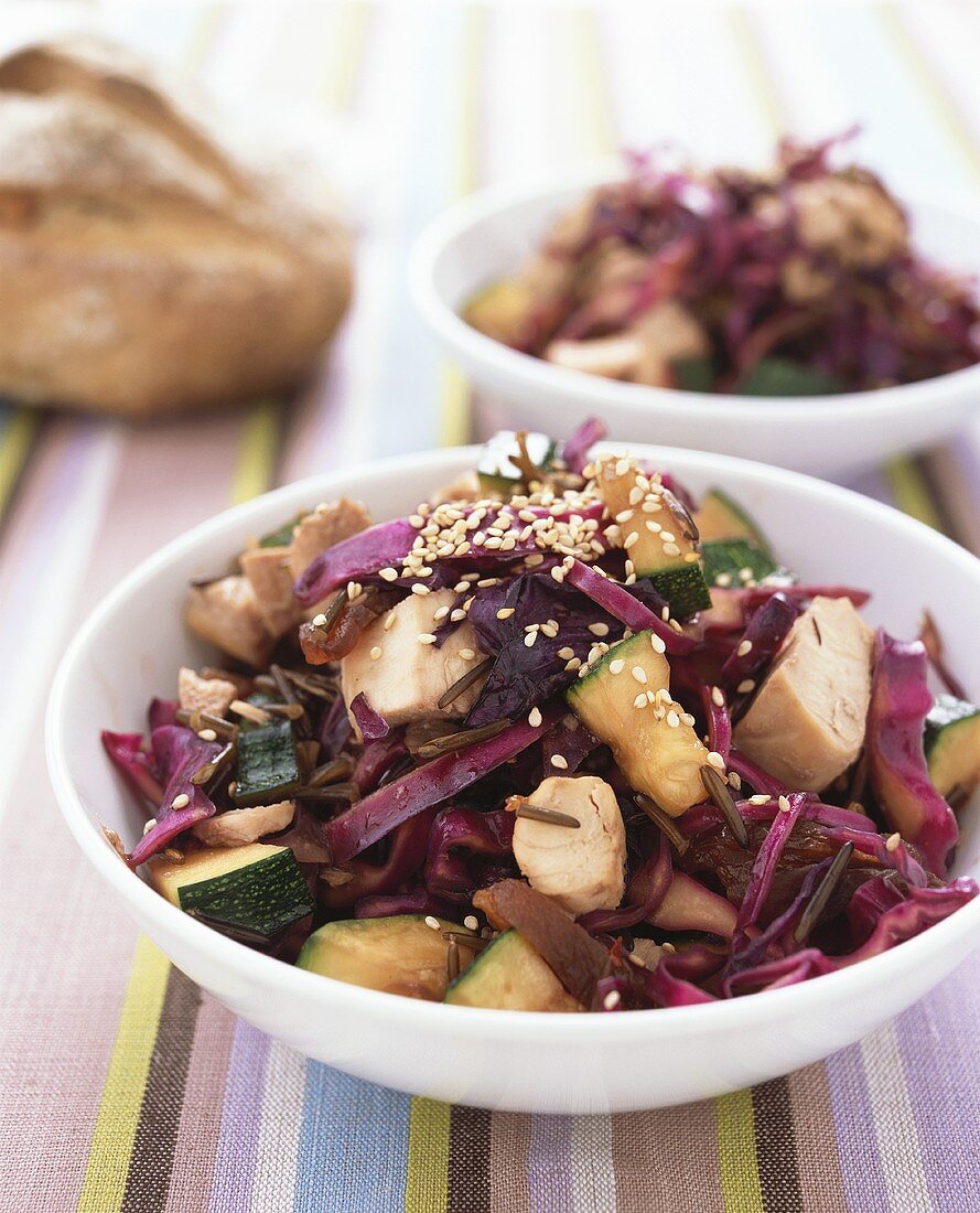 Rotkohlsalat mit Hähnchen, Zucchini und Sesam