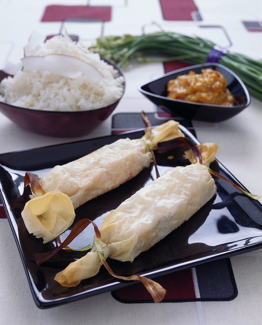Salmon in filo pastry with mango chutney and rice (Asia)