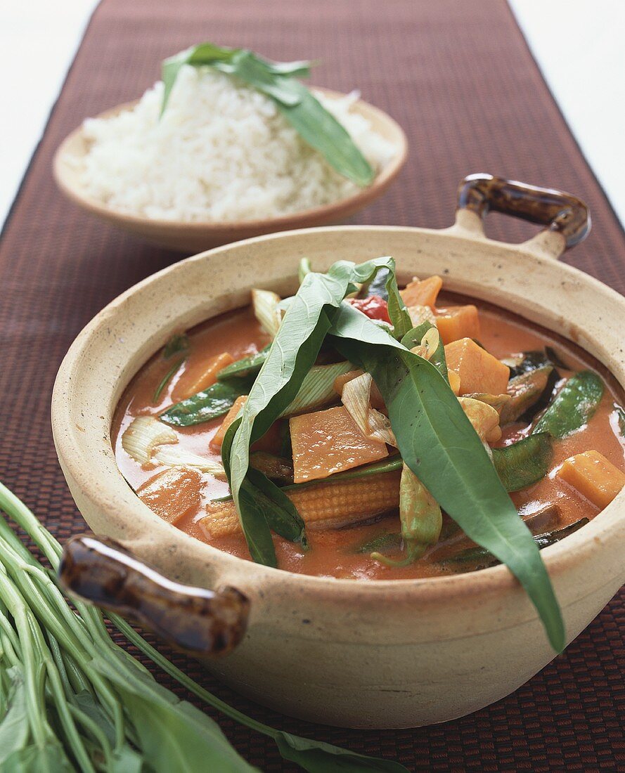 Vegetable curry with pumpkin, sweetcorn & water spinach (Asia)