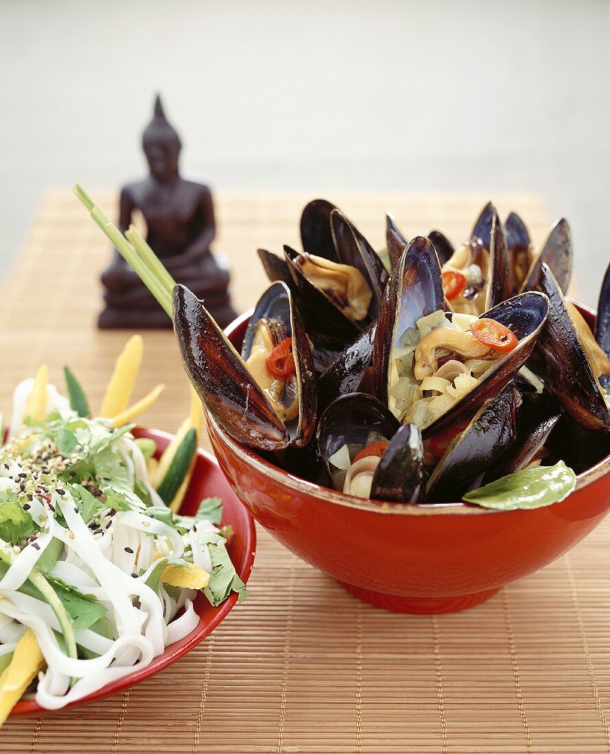 Mussels with lemon grass and rice noodle salad (Asia)