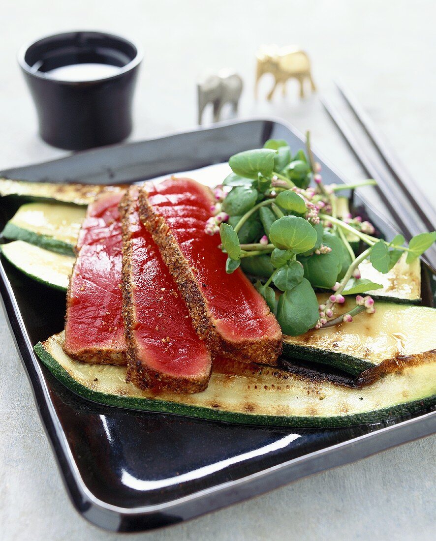 Tuna with pepper crust on grilled courgettes (Asia)