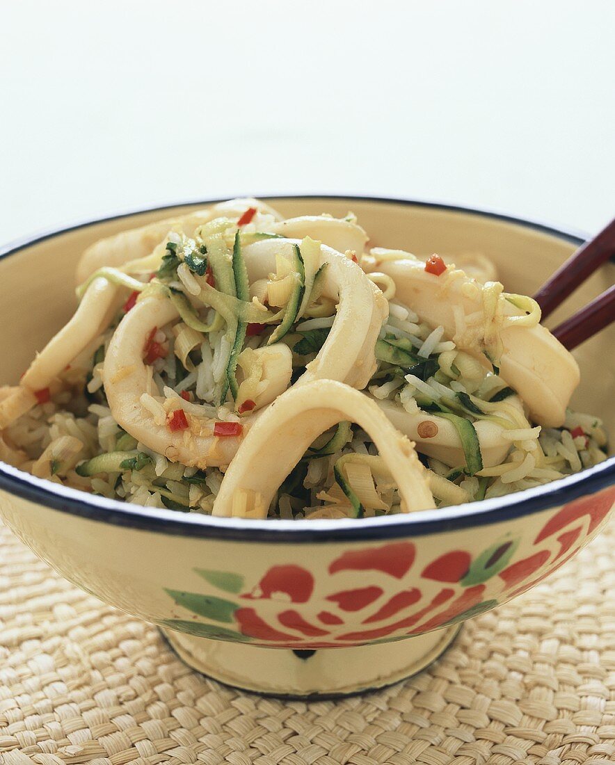 Squid rings on courgette rice (Asia)