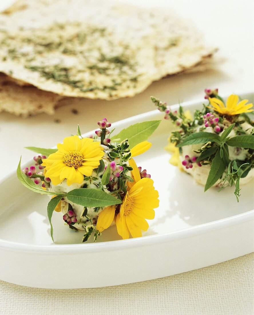 Frischkäse mit Kräutern und Essblüten, Fladenbrot