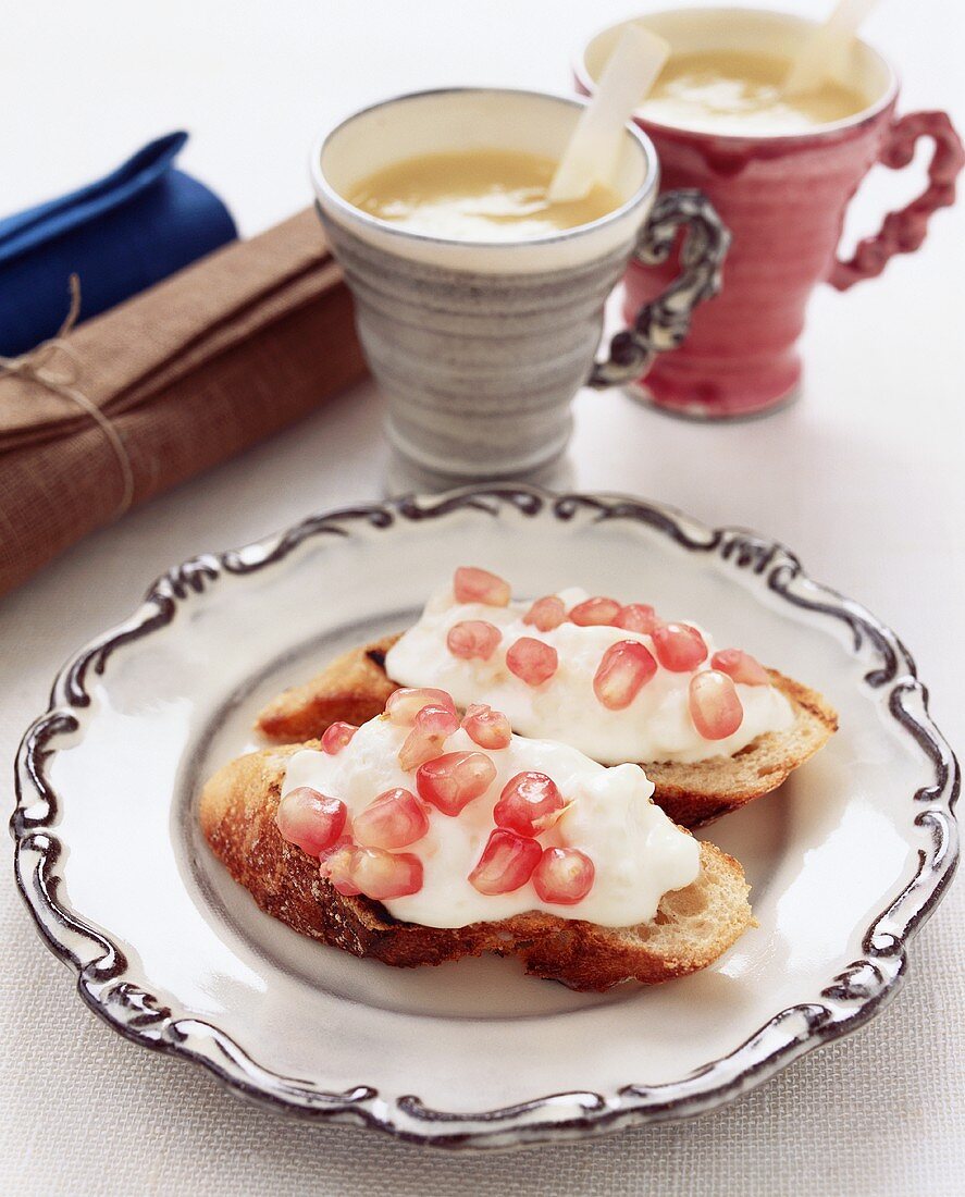 Bruschetta mit Quark und Granatapfelkernen