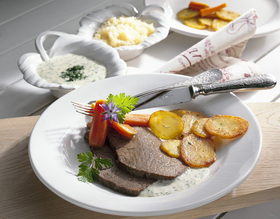 Tafelspitz mit zwei Saucen und Röstkartoffeln (Österreich)