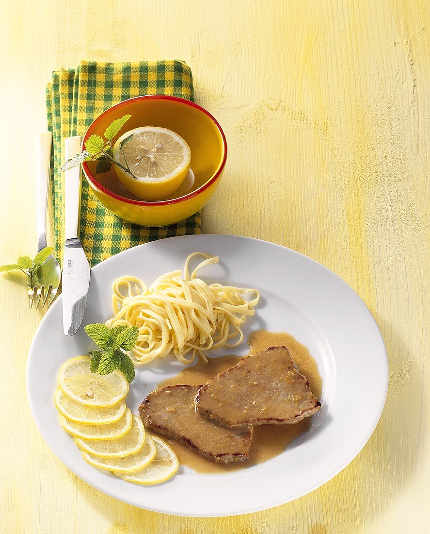 Veal escalopes with lemon sauce and tagliatelle