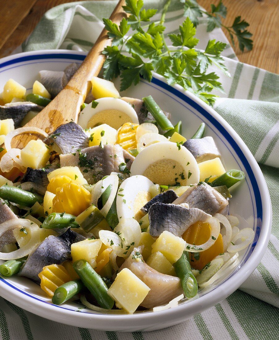 Heringssalat mit Kartoffeln, Bohnen, Möhren und Ei