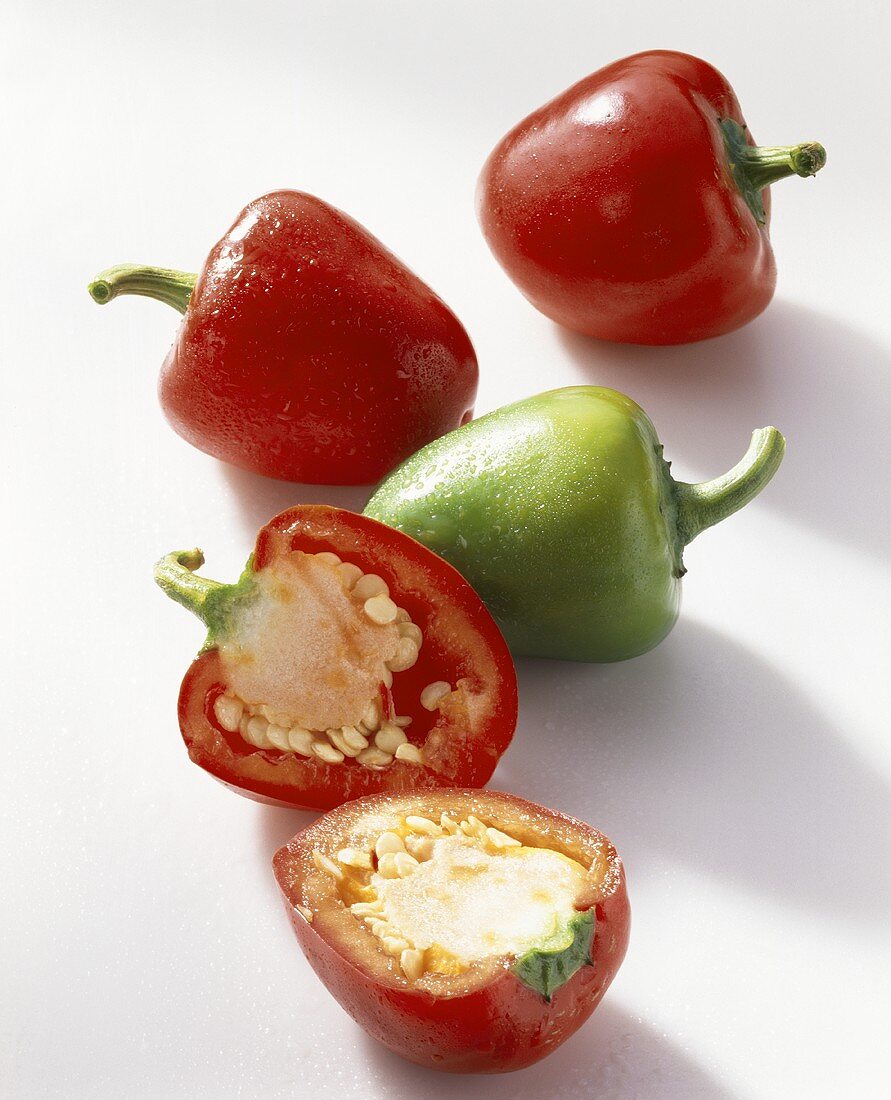 Rote und grüne Minipaprika (Herkunft: Spanien)