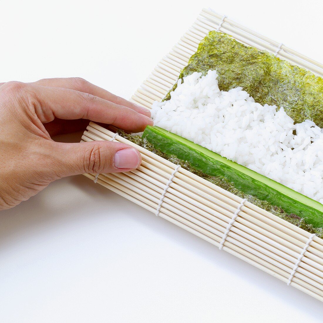 Maki-Sushi mit Gurke zubereiten (Bambusmatte einrollen)