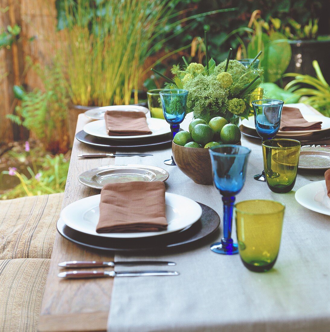 Gedeckter Tisch im Garten