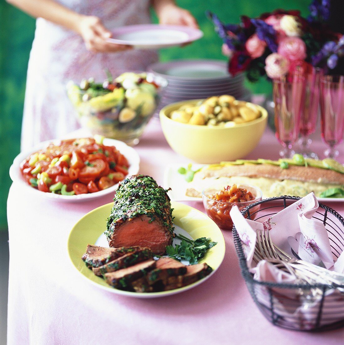 Sommerliches Buffet im Freien mit Roastbeef und Salaten