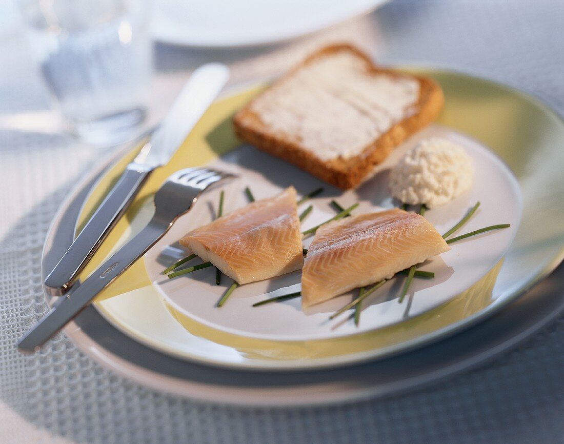 Trout fillets with horseradish cream and toast