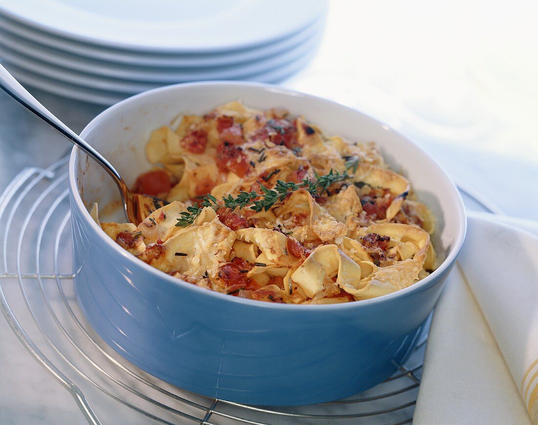 Baked tagliatelle with tomatoes and cheese