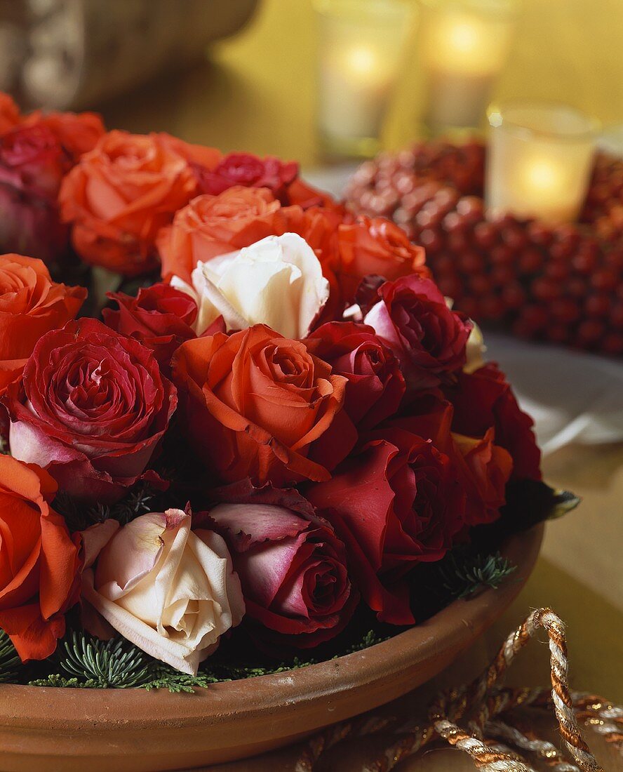 Weihnachtliches Rosengesteck