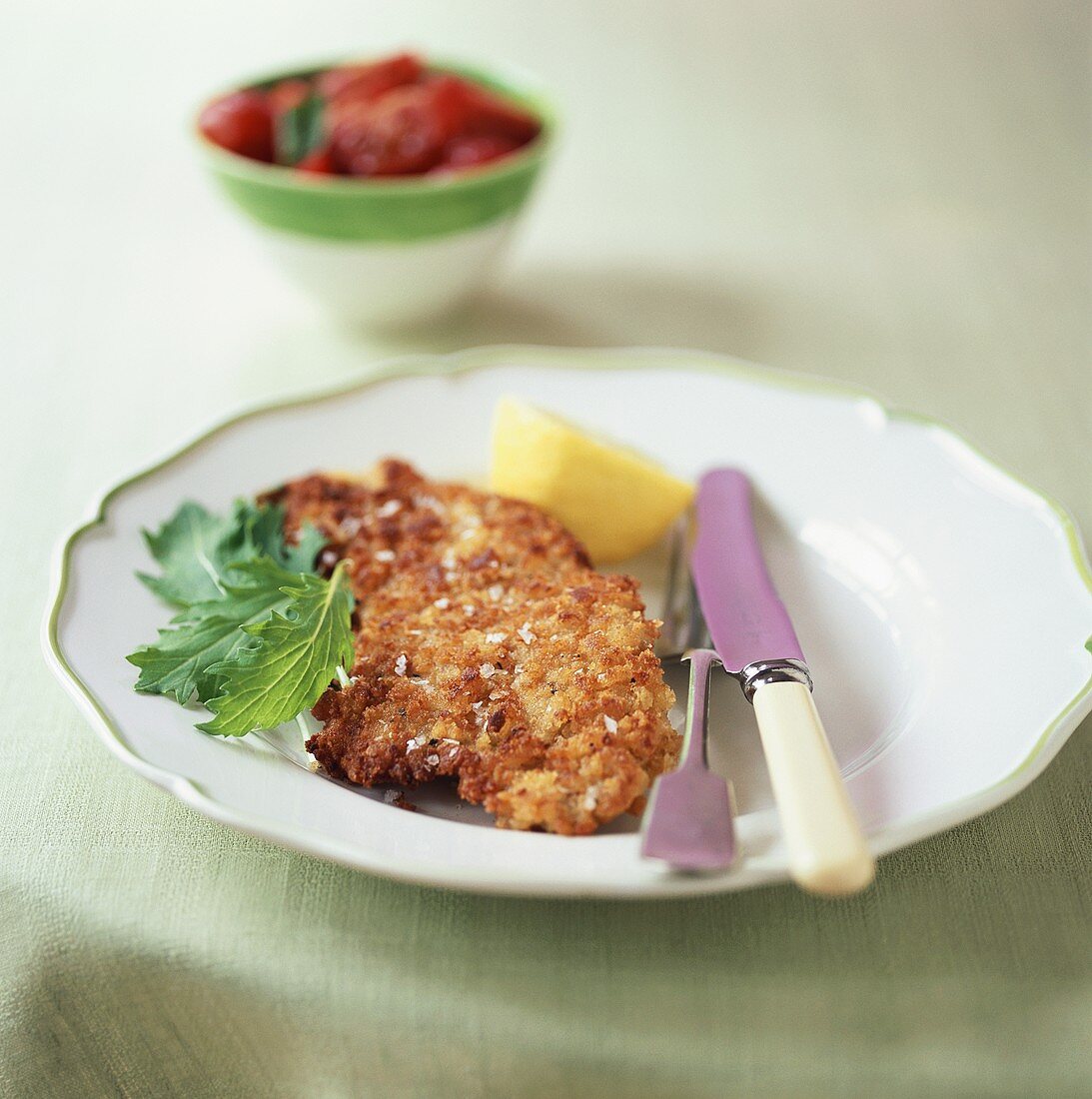 Breaded veal escalope with salt and lemon