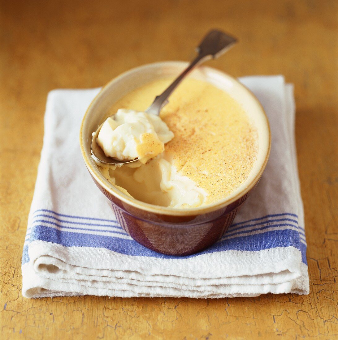 Vanillepudding in brauner Schale mit Löffel