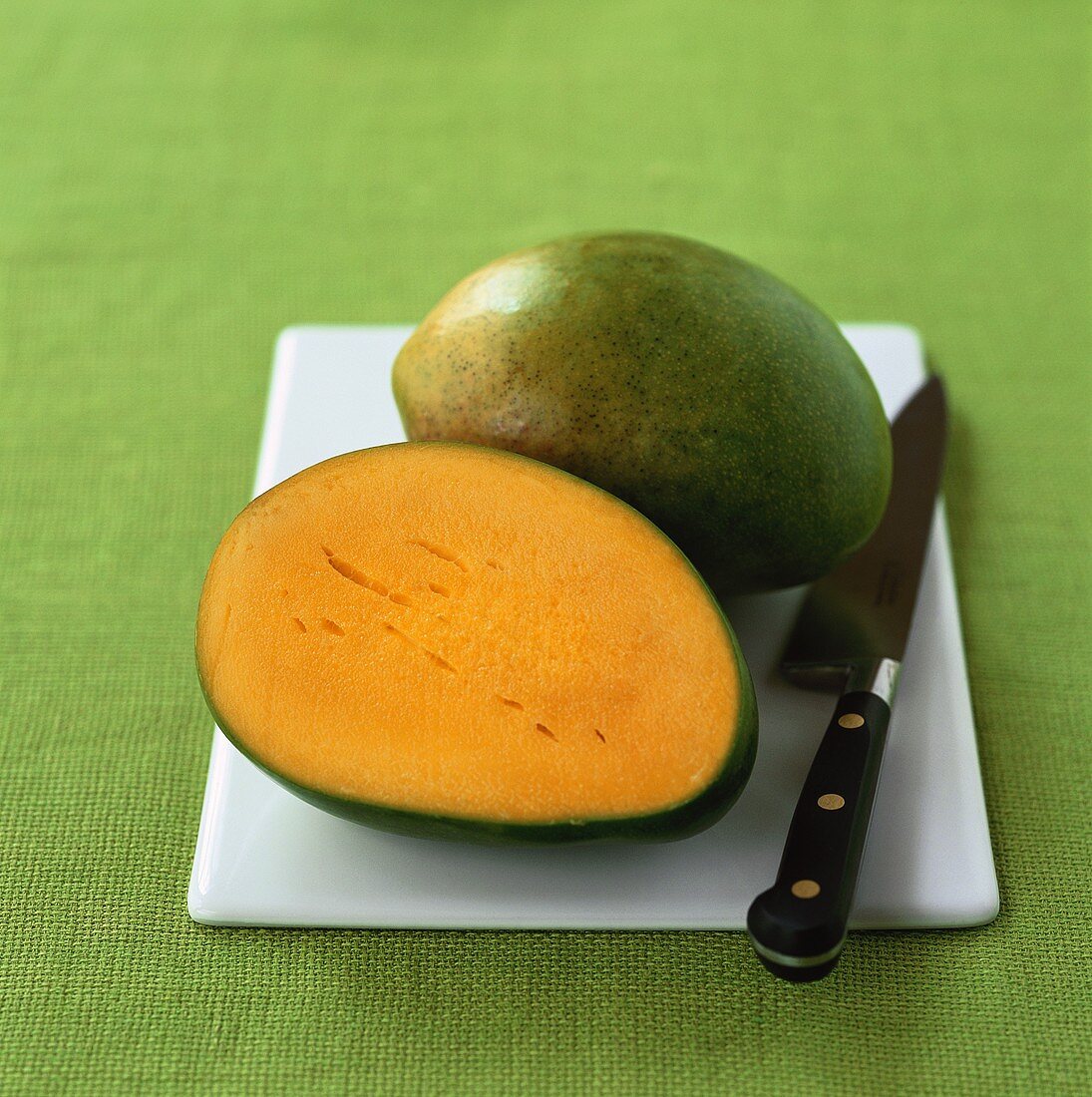 Mango, ganz und halbiert