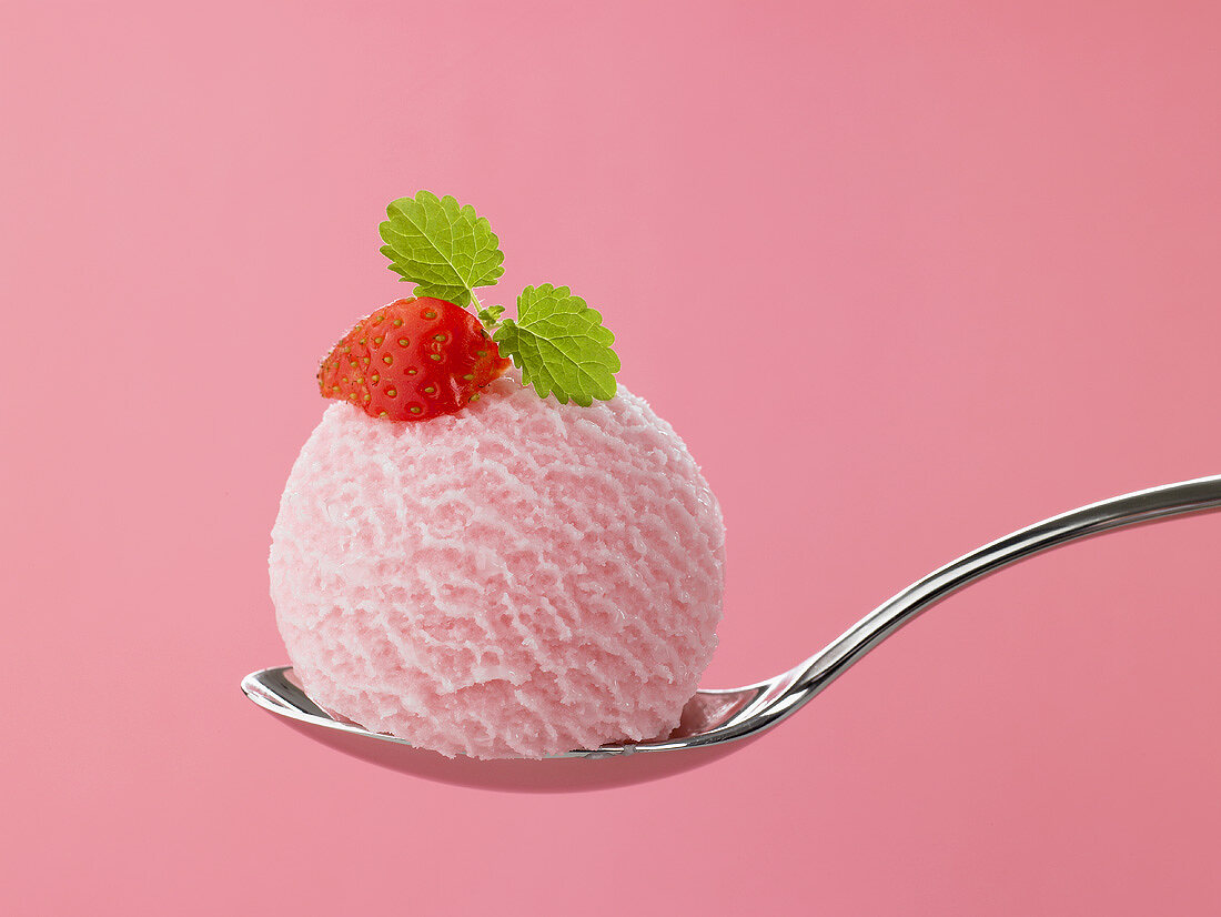 https://media01.stockfood.com/largepreviews/ODI0MjA5NA==/00265874-A-scoop-of-strawberry-ice-cream-on-a-spoon.jpg