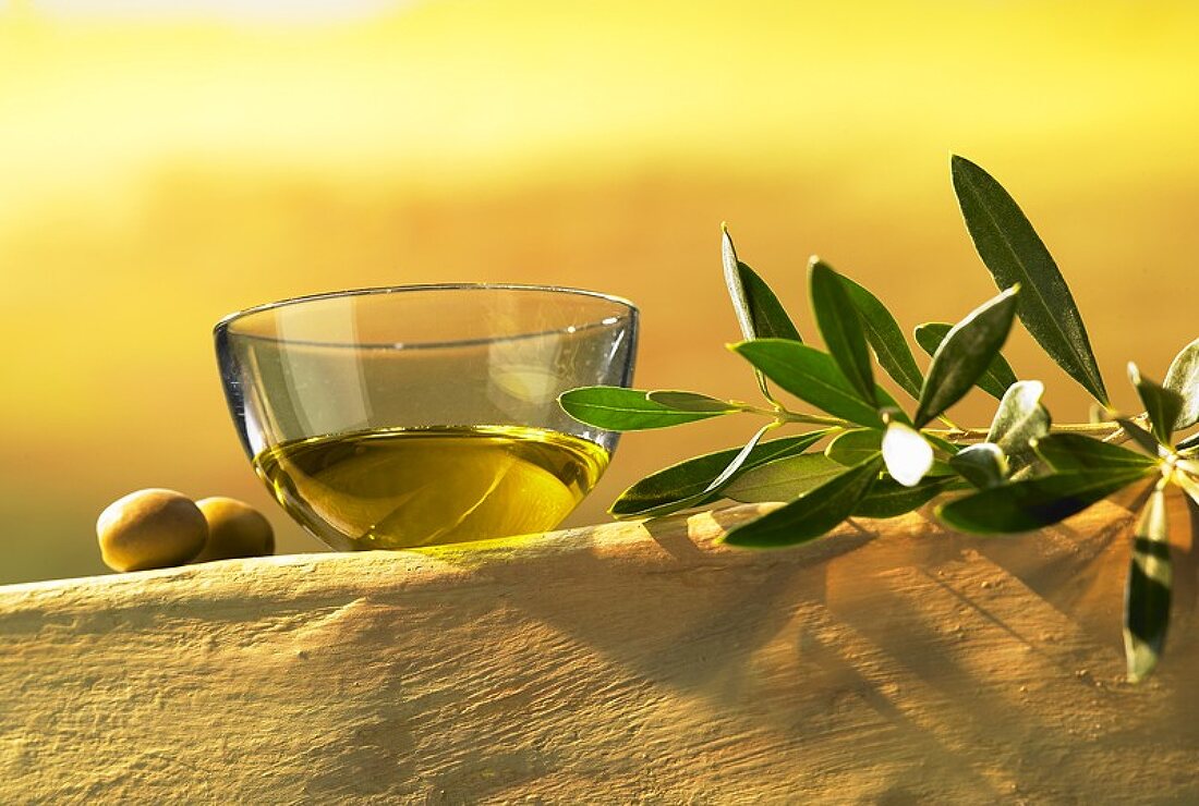 Olivenöl, grüne Oliven und Olivenzweig