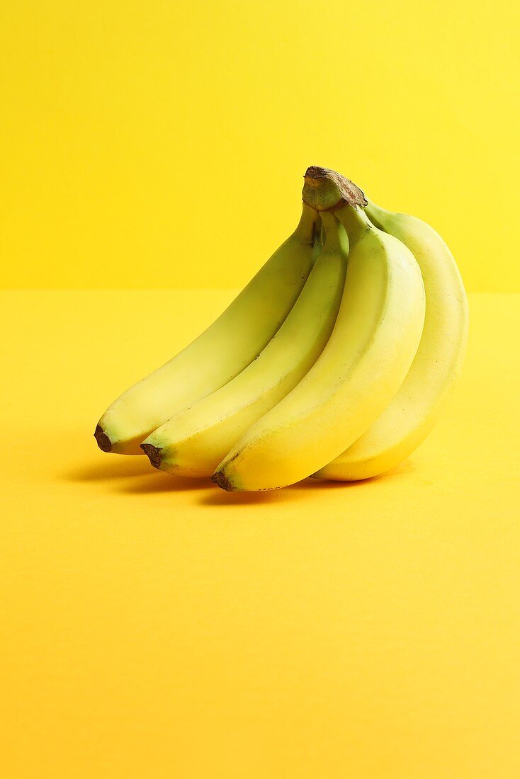 Bananenstaude auf gelbem Hintergrund