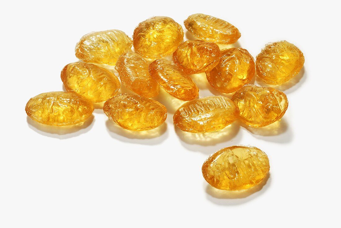 Mehrere Honigbonbons auf weißem Hintergrund