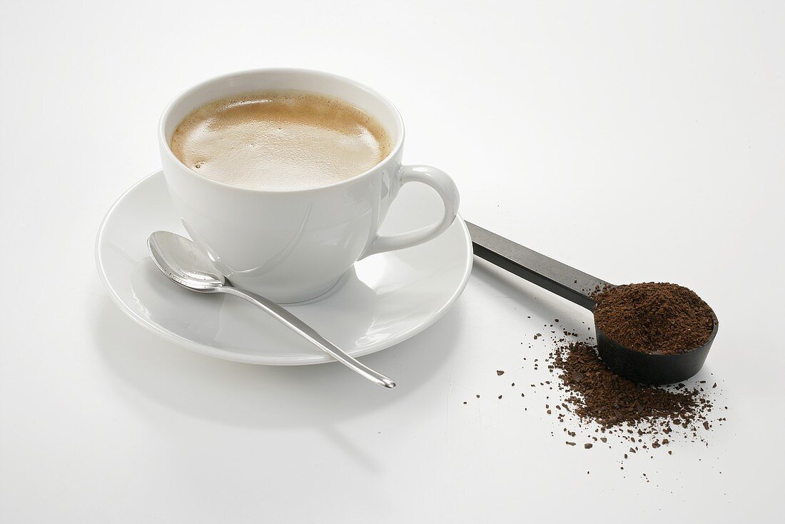 Tasse Lupinenkaffee und Kaffeepulver