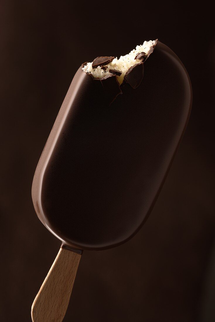 Vanille-Schokoladen-Eis am Stiel, angebissen