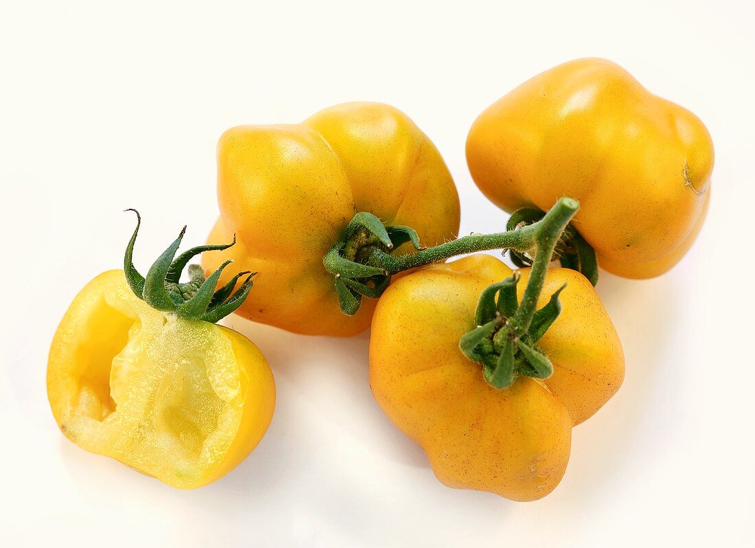 Gelbe Tomaten, ganz und halbiert