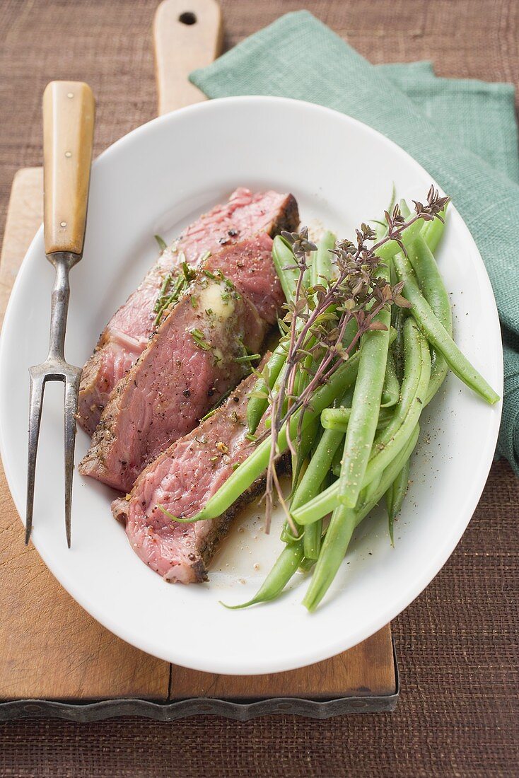 Sirloin steak with green beans and thyme