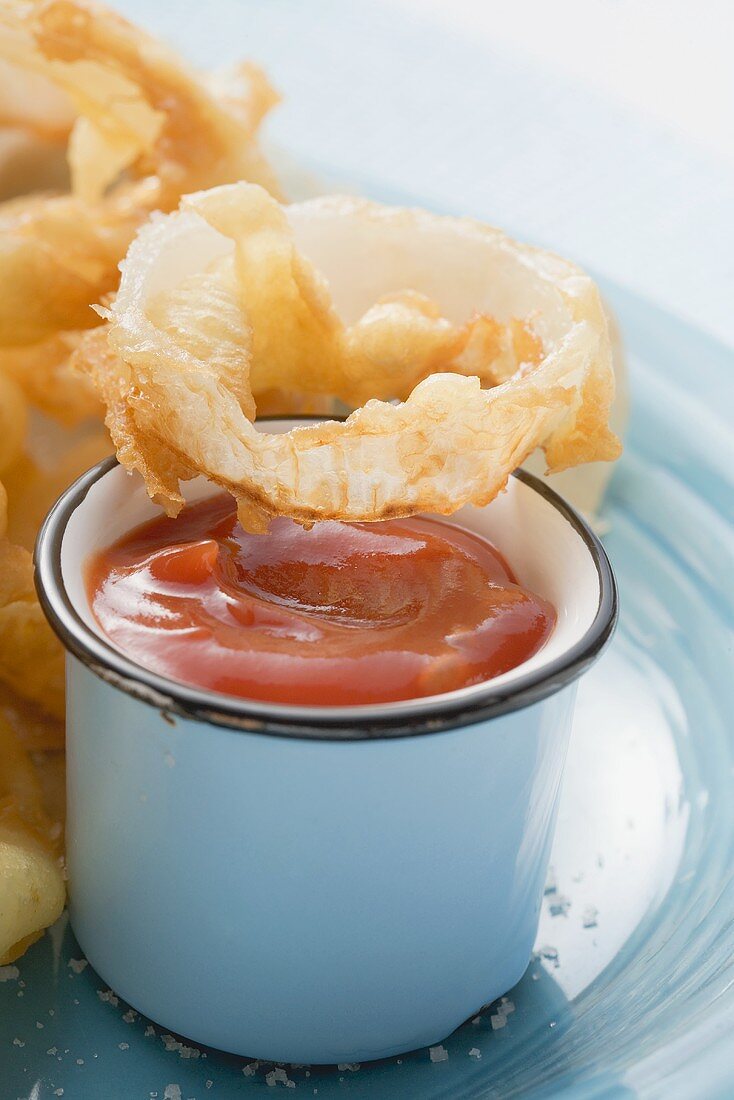 Battered, deep-fried onion rings with ketchup