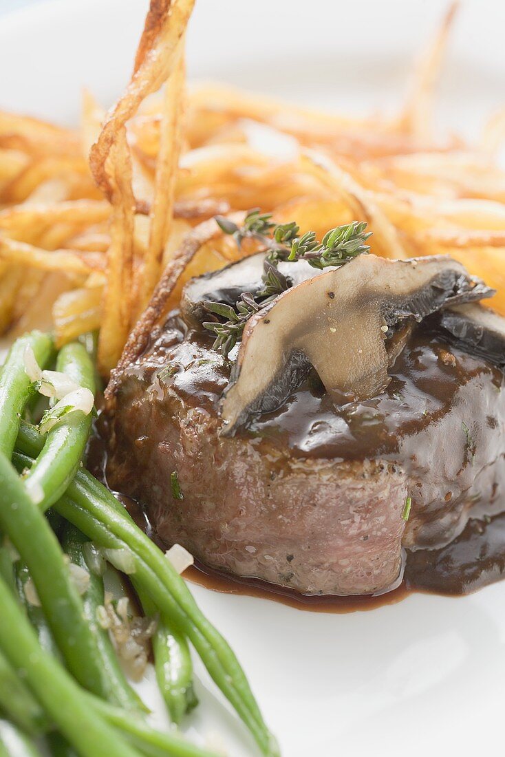 Beef fillet with mushrooms, gravy, green beans and chips