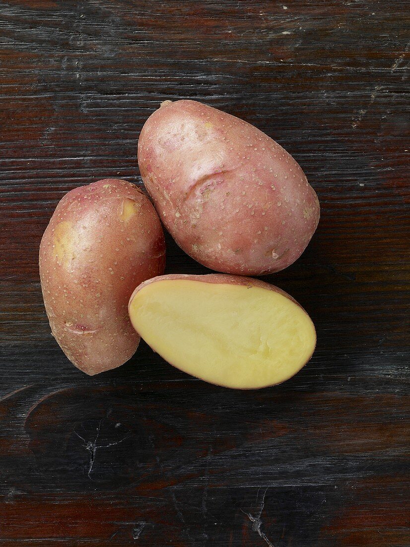 Rote Kartoffeln, ganz und halbiert