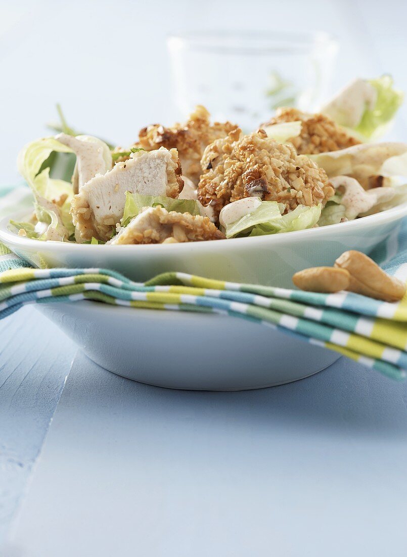 Blattsalat mit Hähnchennuggets