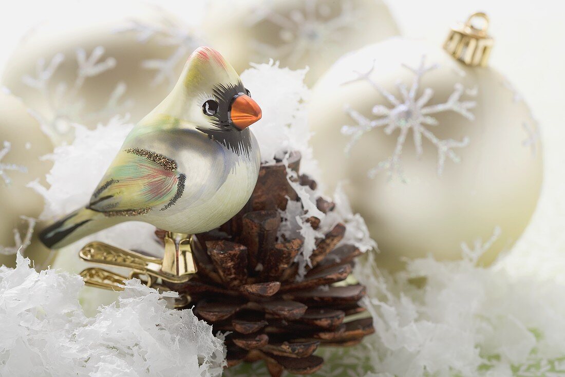 Weihnachtsdeko im künstlichen Schnee