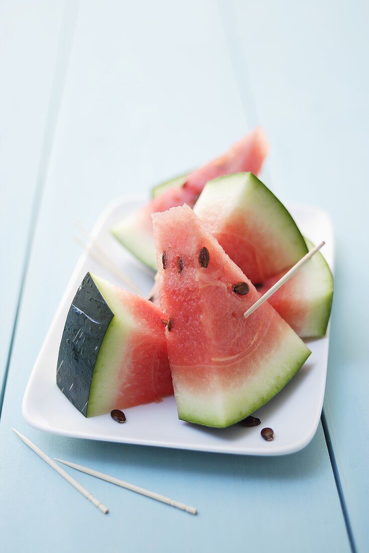Wassermelonenschnitze mit Zahnstochern