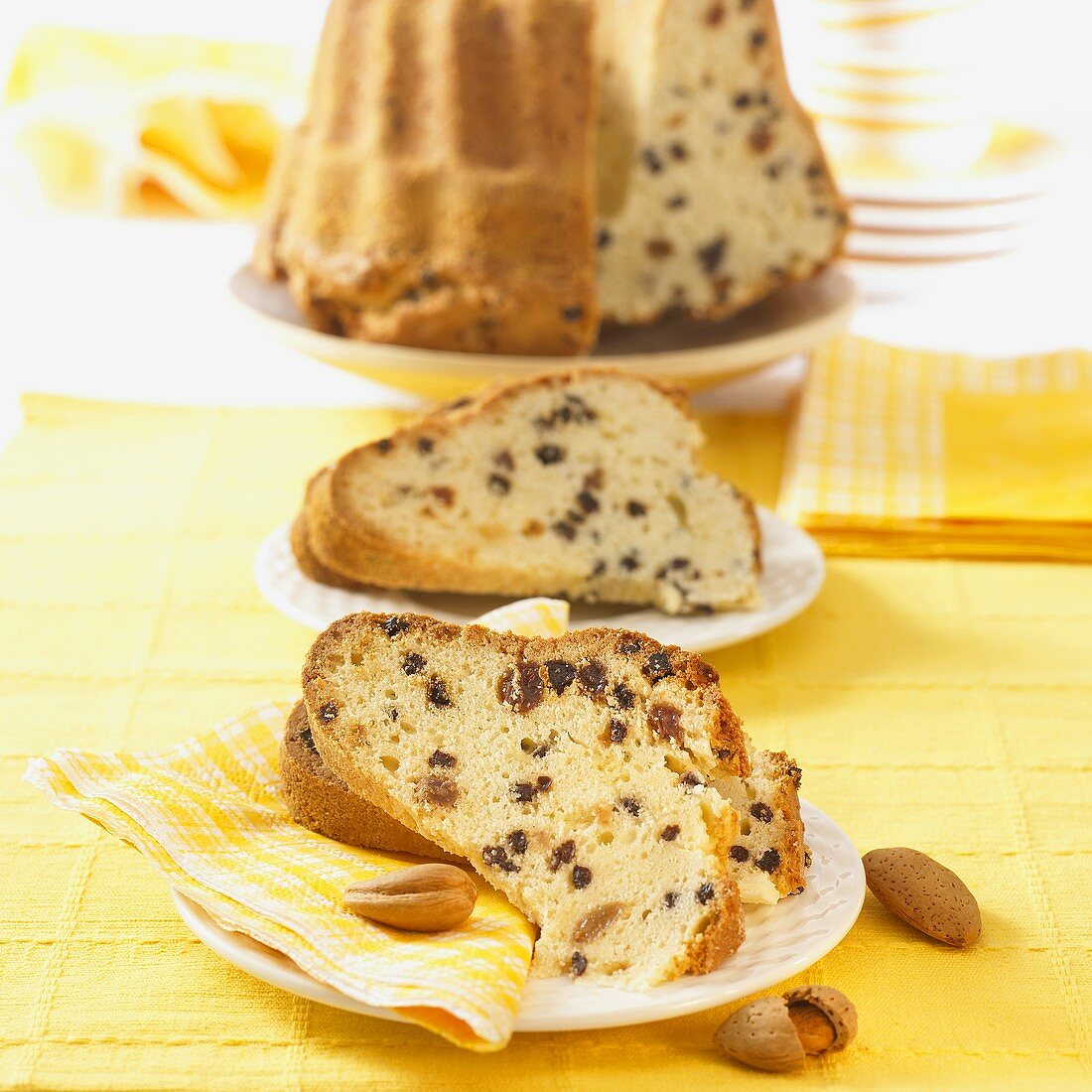 Rodon cake (Ring cake with currants and raisins)